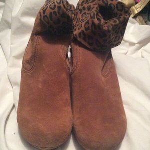 Sanita NWOB Tan Suede Clog Booties sz 8 Cheetah